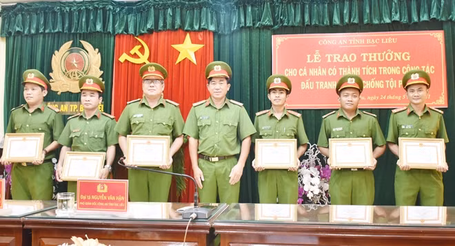 Đại tá Nguyễn Văn Hận, Phó Giám đốc Công an tỉnh Bạc Liêu, khen thưởng các cá nhân có thành tích khám phá nhanh các vụ án.