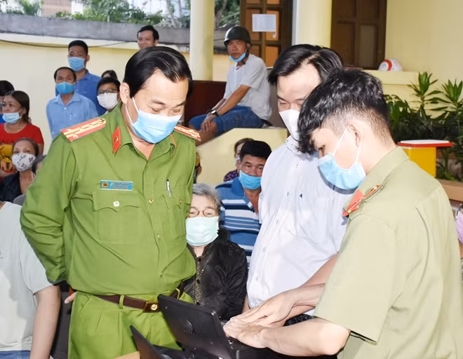 Đại tá Ngô Thành Thật, Phó Giám đốc Công an tỉnh Bạc Liêu kiểm tra điểm cấp CCCD tại Công an Phường 1 (TP Bạc Liêu).