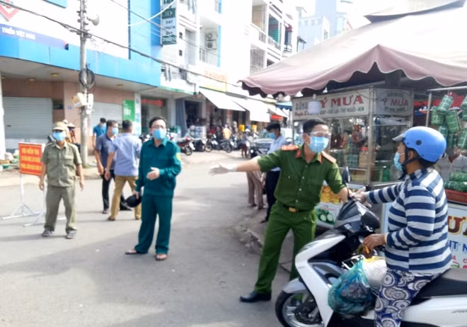Cơ quan chức năng TP Sóc Trăng phân luồng vào chợ nên không còn cảnh chen nhau mua hàng như chiều 17/7.