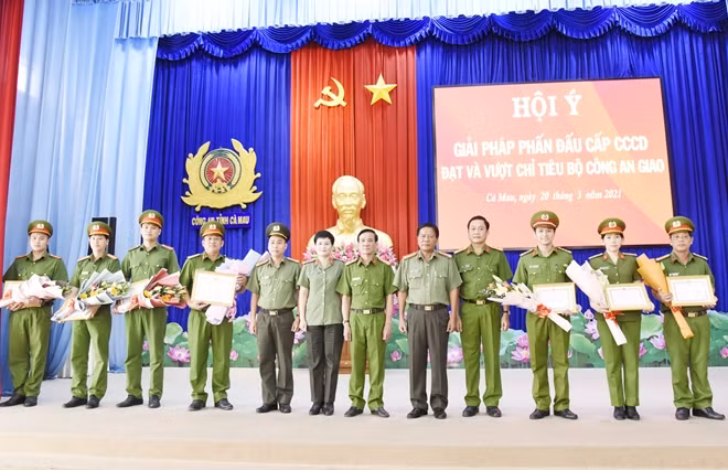 Ban Giám đốc Công an tỉnh Cà Mau khen thưởng các tập thể, cá nhân có thành tích vượt chỉ tiêu trong cấp CCCD.