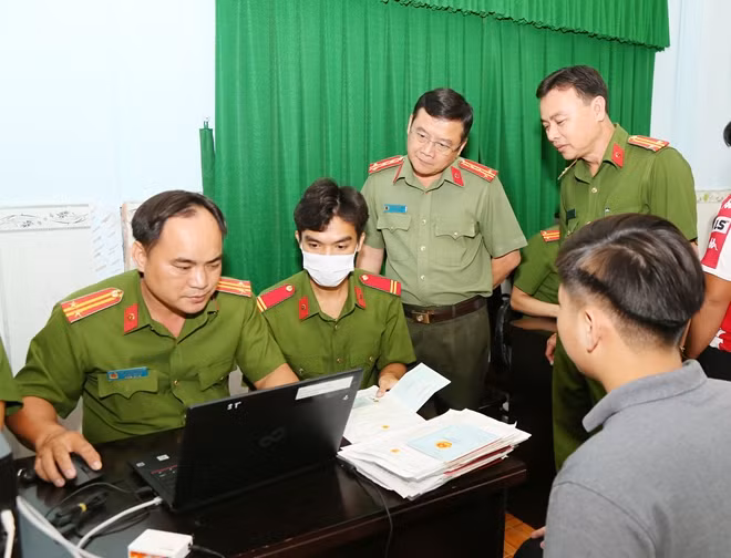 Đại tá Nguyễn Minh Ngọc, Giám đốc Công an tỉnh Sóc Trăng kiểm tra điểm cấp CCCD lưu động tại Trường THPT DTNT Huỳnh Cương.