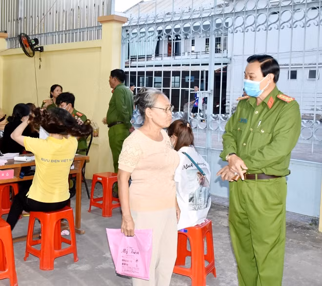 Đại tá Ngô Thành Thật giải thích những lợi ích của CCCD gắn chíp điện tử cho người dân nắm.