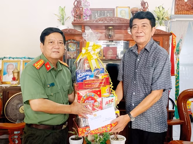 Đại tá Trương Công Dũng, Phó Giám đốc Công an tỉnh Bạc Liêu đến thăm, chúc Tết chư Tăng, chức sắc, người có uy tín trong đồng bào Khmer tỉnh Bạc Liêu.