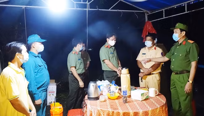 Thượng tá Hồ Việt Triều (bìa phải), Phó Giám đốc Công an tỉnh Cà Mau kiểm tra, động viên lực lượng làm nhiệm vụ tại các chốt kiểm soát phòng, chống COVID-19.