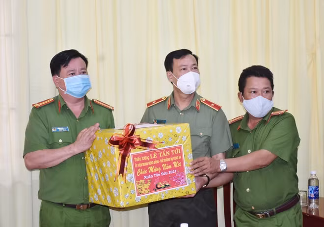 Thứ trưởng Lê Tấn Tới đến thăm, chúc Tết CBCS Công an xã Hưng Hôi, huyện Vĩnh Lợi.