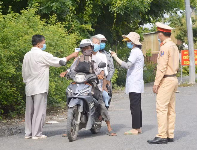 Cơ quan chức năng kiểm soát chặt người ra, vào xã Đại Ân 1.