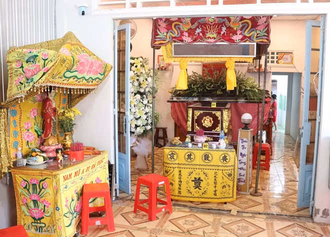 Bà Tuyến đạo diễn đám tang của chính mình.