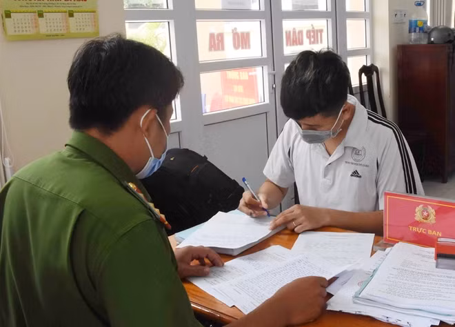 T. ký vào biên bản vi phạm.