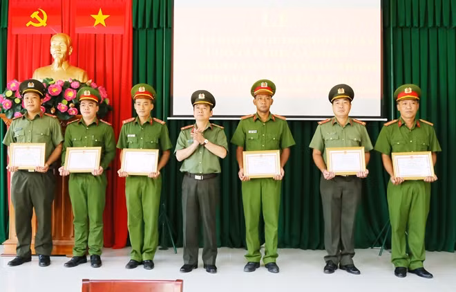 Giám đốc Công an tỉnh Sóc Trăng tặng Giấy khen cho tập thể, cá nhân có thành tích xuất sắc.