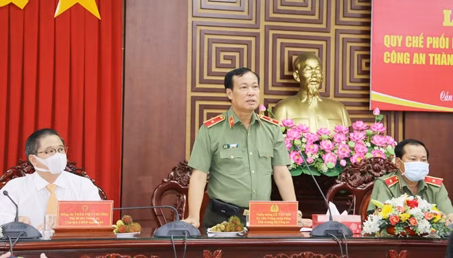 Thứ trưởng Lê Tấn Tới phát biểu chỉ đạo lễ ký kết Qui chế phối hợp giữa Công an TP Cần Thơ và Bộ Tư lệnh Cảnh vệ.