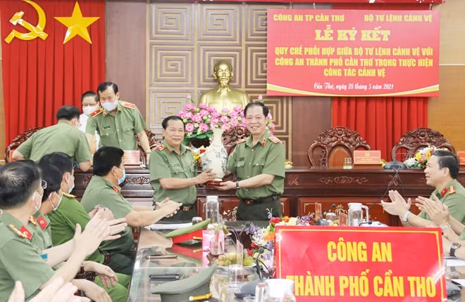 Bộ Tư lệnh Cảnh vệ tặng quà lưu niệm Công an TP Cần Thơ.