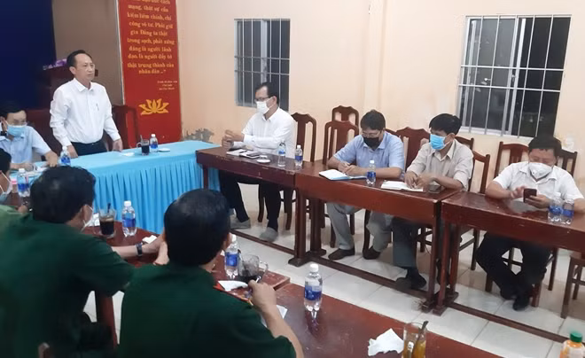 Chủ tịch UBND tỉnh Bạc Liêu - Phạm Văn Thiều họp khẩn với cơ quan chức năng về một số ca bệnh COVID-19 mới phát sinh trên địa bàn.