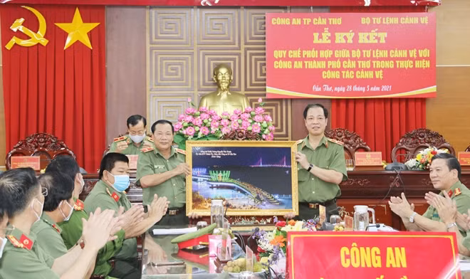 Chủ tịch UBND thành phố và Giám đốc Công an TP Cần Thơ tặng quà lưu niệm Bộ Tư lệnh Cảnh vệ.