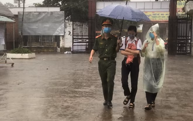 Che mưa cho thí sinh khi đến phòng thi
