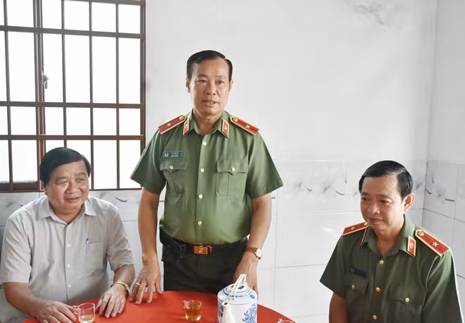 Thứ trưởng Lê Tấn Tới phát biểu tại lễ trao nhà đồng đội.