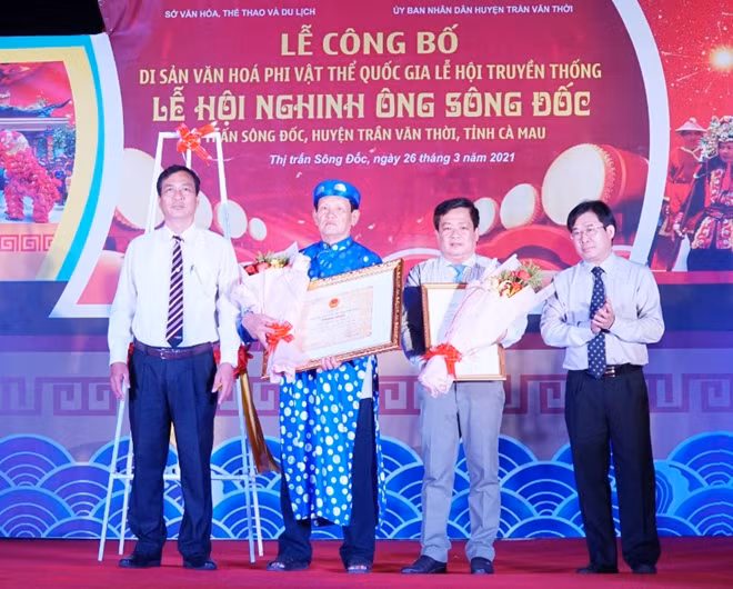 Lãnh đạo UBND tỉnh Cà Mau và Bộ VH-TT&DL trao Quyết định và Bằng công nhận cho đại diện Ban Trị sự lăng Ông Sông Đốc.