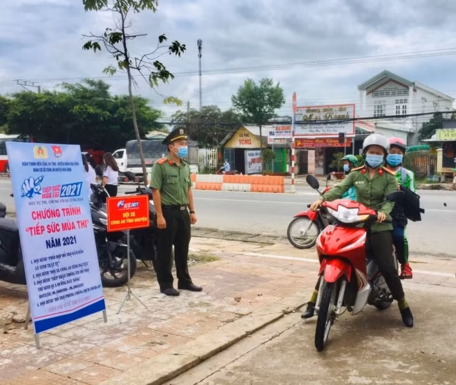 Công an huyện Hòa Bình đưa, đón thí sinh đến địa điểm thi.