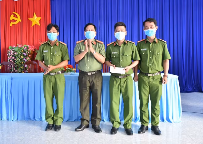 Đại tá Trương Công Dũng, Phó Giám đốc Công an tỉnh Bạc Liêu, tặng quà Công an xã Tân Thạnh, thị xã Giá Rai.