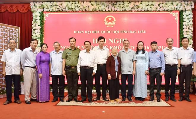Thiếu tướng Lê Tấn Tới, Thứ trưởng Bộ Công an cùng lãnh đạo Tỉnh ủy, UBND tỉnh và các ĐBQH tỉnh Bạc Liêu.