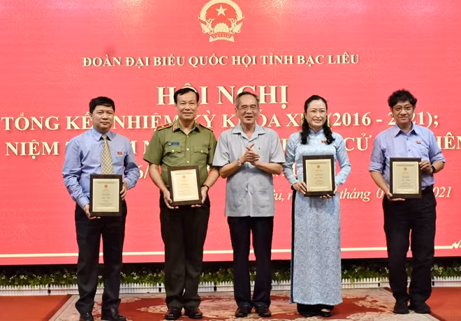 Đồng chí Lữ Văn Hùng, Bí thư Tỉnh ủy Bạc Liêu trao biểu trưng tặng Đoàn ĐBQH tỉnh Bạc Liêu khóa XIV.