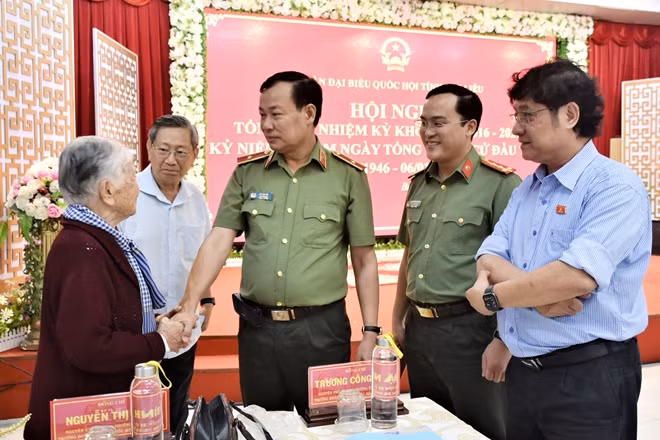 Thiếu tướng Lê Tấn Tới, Thứ trưởng Bộ Công an thăm hỏi các đồng chí lão thành cách mạng.