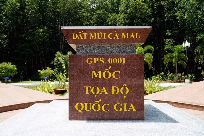 Mốc tọa độ Quốc gia GPS 0001 tại Đất Mũi Cà Mau.