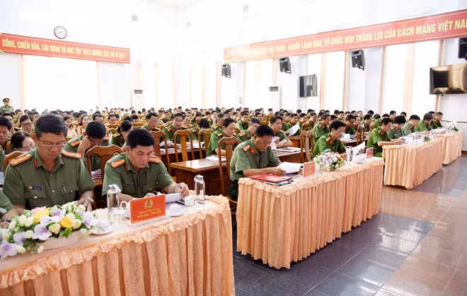 Toàn cảnh hội nghị.