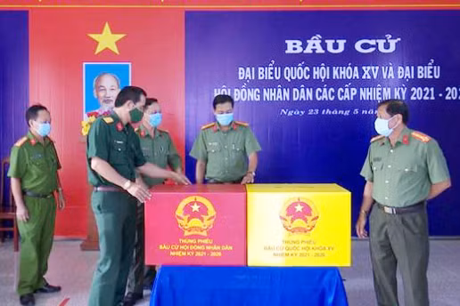 Đoàn công tác kiểm tra các thùng phiếu chuẩn bị cho cuộc bầu cử.