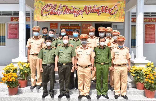 Thứ trưởng Lê Tấn Tới cùng Ban Giám đốc và Đội CSGT số 1 Phòng CSGT Công an tỉnh Bạc Liêu.