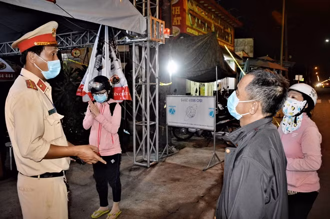 Trung úy Lê Hoàng Vinh đang giải thích cho người dân về các qui định về công tác phòng, chống dịch.