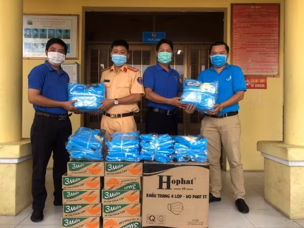 Phòng CSGT đường bộ Công an tỉnh Bạc Liêu, tổ chức trao tặng vật dụng y tế, nhu yếu phẩm cho huyện Đoàn Hoà Bình.