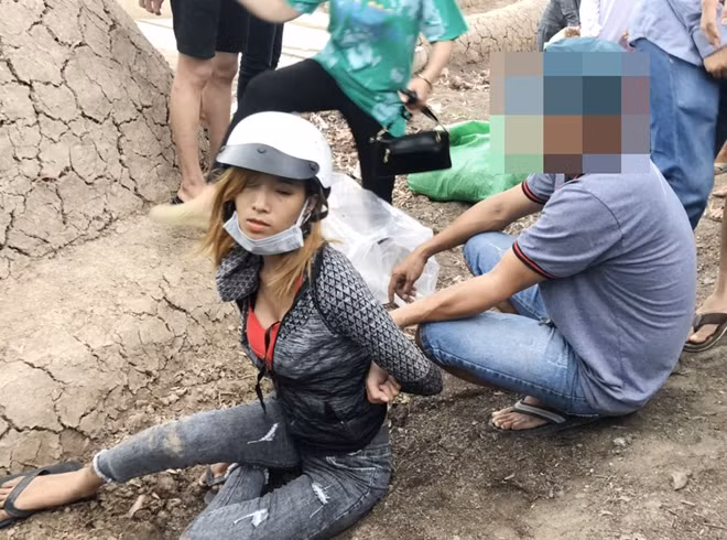 Lan bị người dân đi cúng thanh minh vây bắt tại chỗ.
