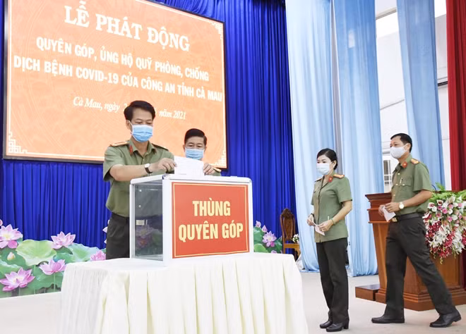 Công an tỉnh Cà Mau quyên góp gần 640 triệu đồng ủng hộ Quỹ phòng, chống COVID-19.