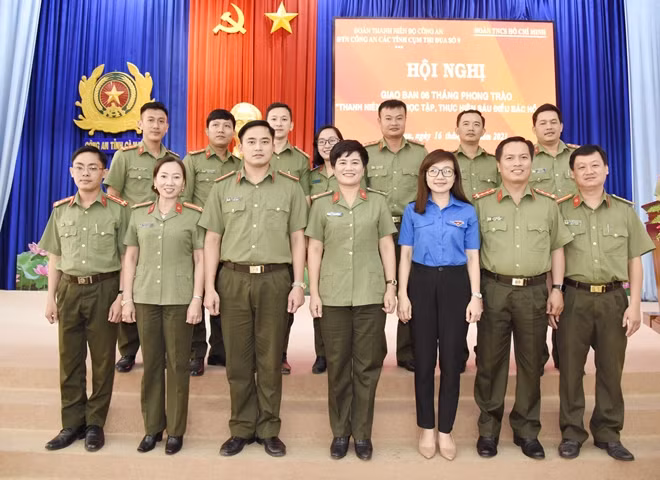 Thượng tá Đoàn Thanh Thủy, Phó Giám đốc Công an tỉnh Cà Mau chụp hình lưu niệm cùng các đại biểu.