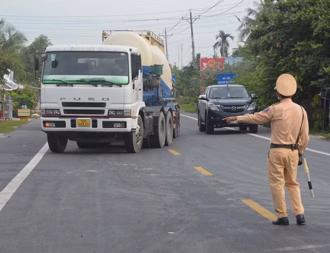 Kiểm soát người, phương tiện ra vào tỉnh trên trên Quốc lộ 1 đoạn qua xã Đại Hải, huyện Kế Sách (Sóc Trăng).