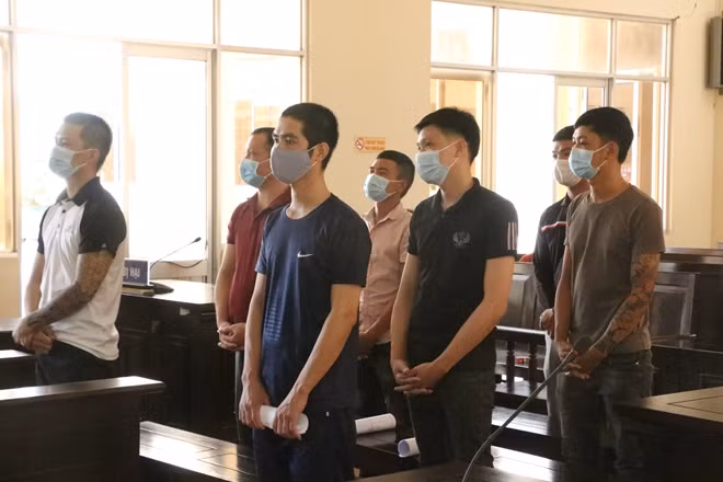 Nhóm cho vay lãi nặng trước tòa.