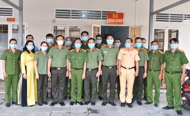 Thứ trưởng Lê Tấn Tới cùng cấp ủy, chính quyền, Công an xã Tân Thạnh, thị xã Giá Rai và Công an xã Tân Thành, TP Cà Mau.