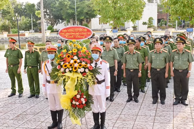 Thứ trưởng Lê Tấn Tới cùng đoàn công tác dâng hoa, dâng hương tưởng niệm Chủ tịch Hồ Chí Minh.