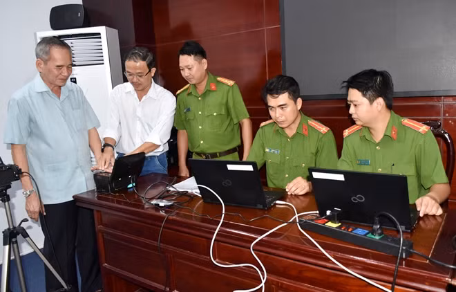 Công an tỉnh Bạc Liêu tổ chức cấp CCCD cho đồng chí Lữ Văn Hùng, Ủy viên Trung ương Đảng, Bí thư Tỉnh ủy Bạc Liêu.