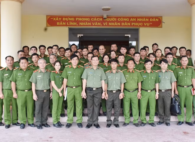 Thứ trưởng Lê Tấn Tới cùng Ban Giám đốc và CBCS Phòng CSHS Công an tỉnh Bạc Liêu.