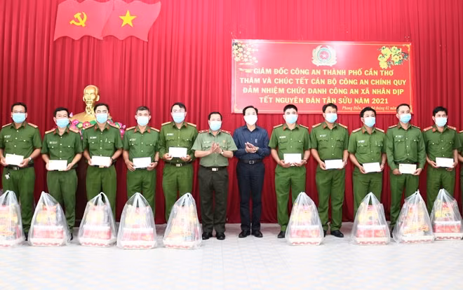 Thiếu tướng Nguyễn Văn Thuận, Giám đốc Công an TP Cần Thơ tặng quà Tết Tân Sửu cho cán bộ, chiến sỹ Công an chính quy đảm nhiệm các chức danh Công an xã ở huyện Phong Điền.