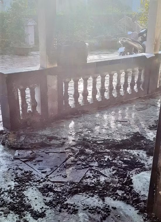 Nhà cửa, tài sản của gia đình ông Mến bị hư hại nặng sau vụ phóng hỏa. Nhà cửa, tài sản của gia đình ông Mến bị hư hại nặng sau vụ phóng hỏa.