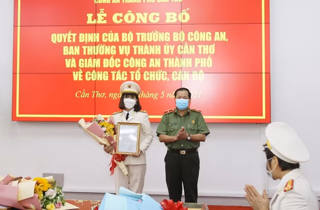 Thiếu tướng Nguyễn Văn Thuận trao Quyết định của Bộ Công an bổ nhiệm Thượng tá Võ Thị Hồng Tiến giữ chức vụ Trưởng phòng công tác Đảng và công tác Chính trị Công an TP Cần Thơ.