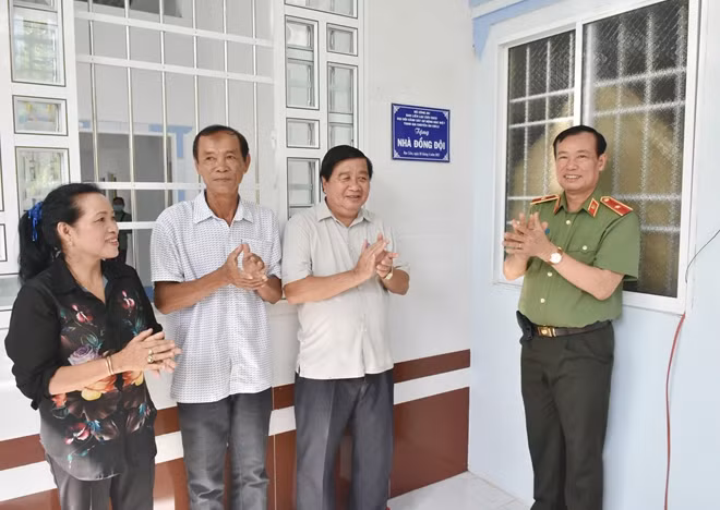 Thứ trưởng Lê Tấn Tới trao 2 nhà đồng đội tặng gia đình đồng chí Đoàn Hồng Mận và Nguyễn Thành Tâm.