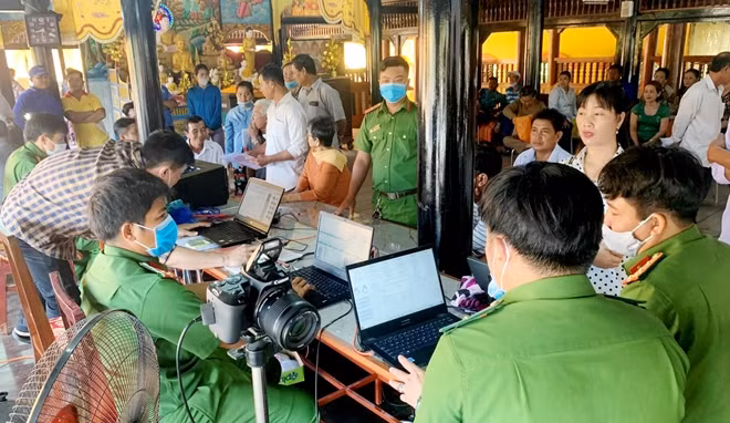 Rất đông đồng bào Khmer xã Hưng Hội đến làm CCCD.