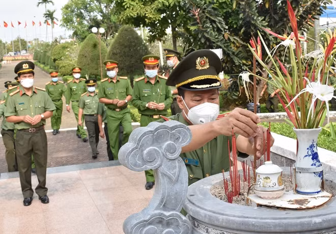 Thứ trưởng Lê Tấn Tới dâng hương tại tượng đài liệt sĩ Lê Thị Riêng.