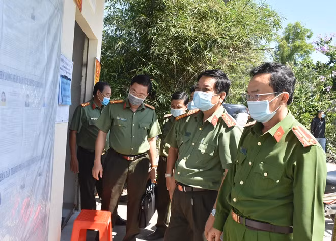 Đại tá Trương Công Dũng, Phó Giám đốc Công an tỉnh kiểm tra Công tác bảo đảm ANTT các điểm bỏ phiếu.