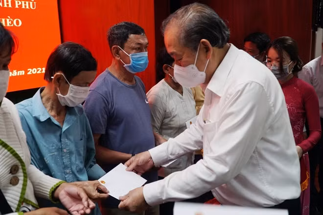 Phó Thủ tướng Thường trực Trương Hòa Bình trao quà Tết cho gia đình khó khăn tỉnh Sóc Trăng.