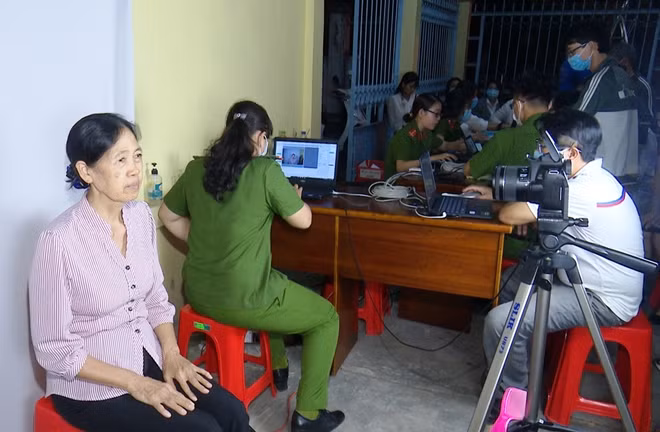 Áp lực tiến độ cao nhưng CBCS động viên nhau “khó đến mấy cũng phải làm cho bằng được”.