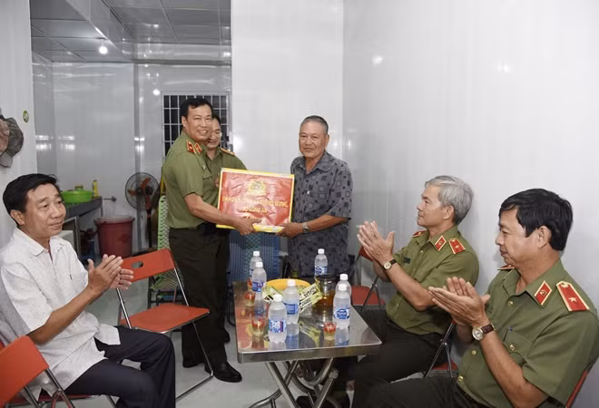 Thứ trưởng Lê Tấn Tới cùng đoàn công tác Bộ Công an đến thăm, tặng quà một gia đình nguyên Ban Chỉ huy cấp Phòng thuộc Công an tỉnh Cà Mau.